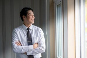 外を見るビジネスマン