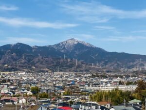 大山と秦野市の街並み