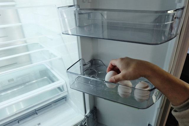 冷蔵庫に卵を入れる